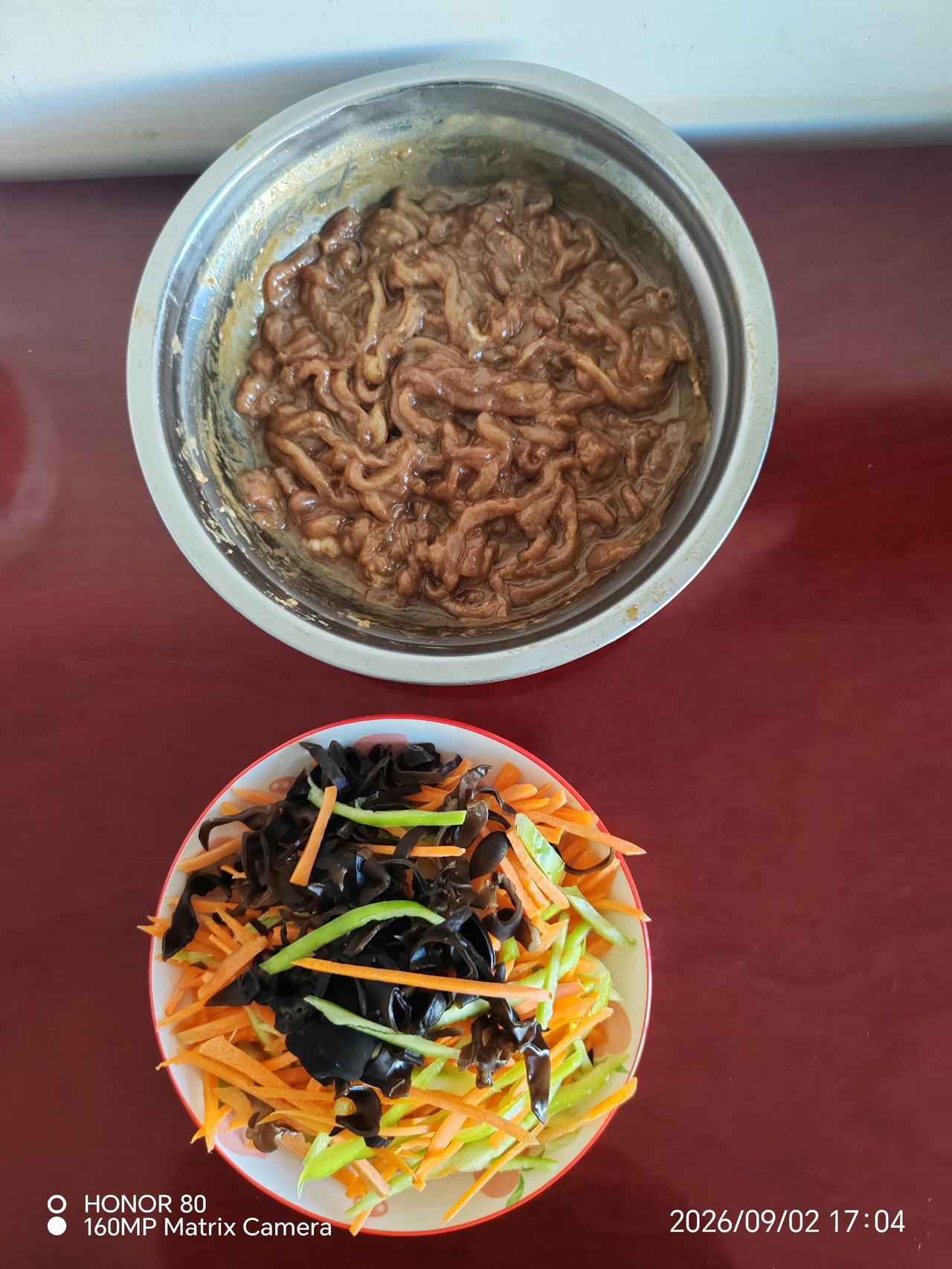今天给孩子们做爱吃的鱼香肉丝，味道还挺正[捂脸哭][捂脸哭]
