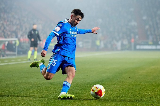 阿韦洛亚决定将大卫·希门尼斯下放到卡斯蒂亚。球队的右后卫是卡瓦哈尔和阿诺德。这是