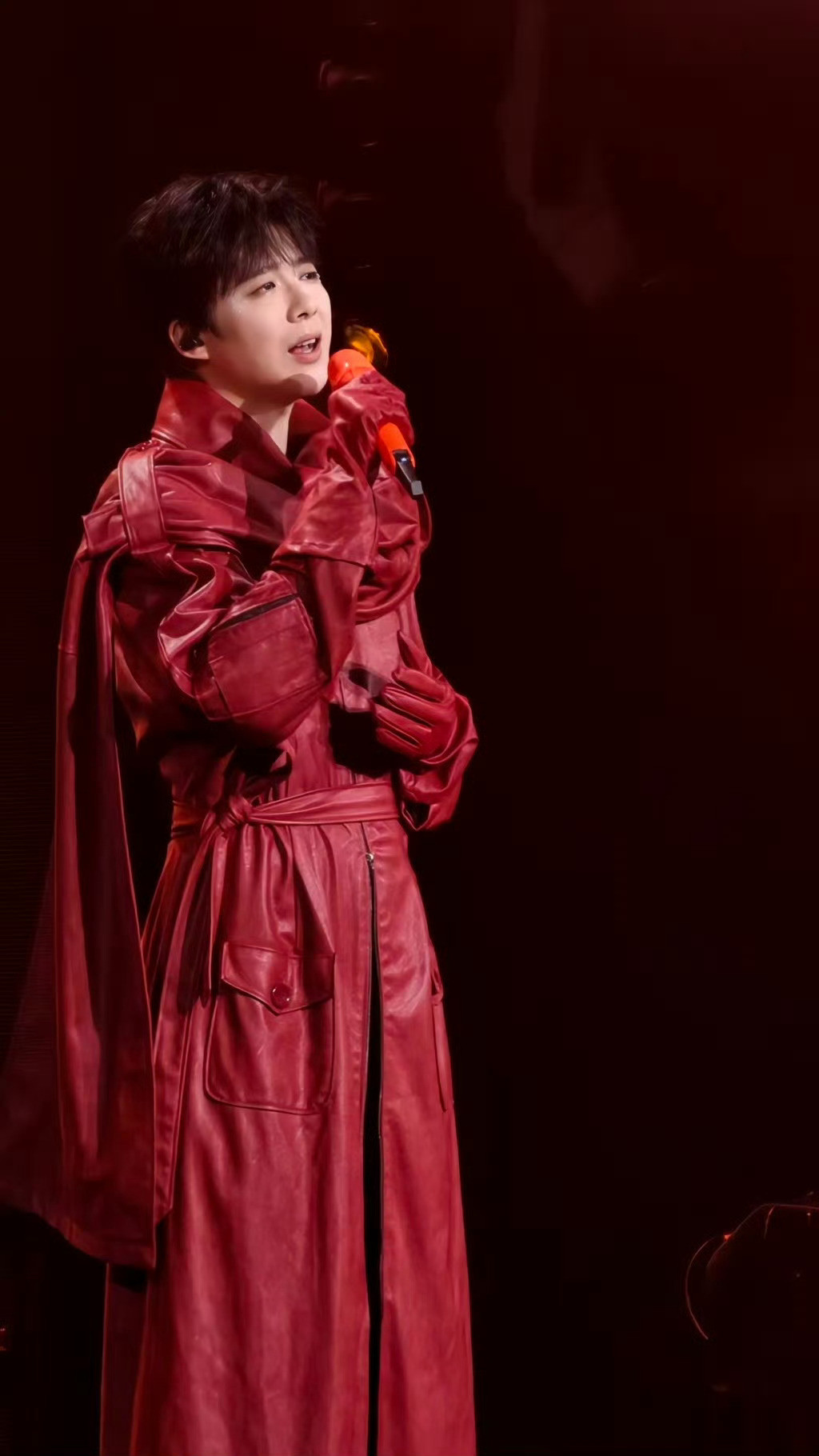 刘宇宁演唱会遇意外状况！摘亮闪闪手套调整耳返竟被卡住，场面一度搞笑。但专业歌手临