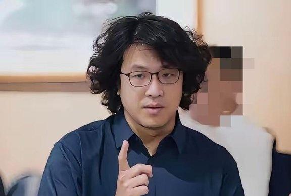 沈伯洋胆子是真肥！去年刚被国台办点名、他爹的兆亿有限公司被制裁，结果转头就换
