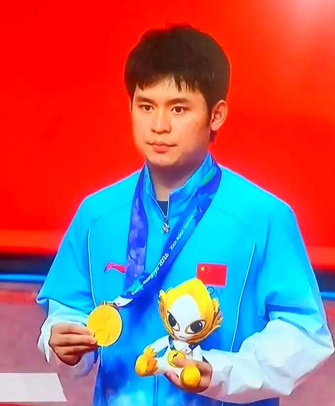 林诗栋赢下冠军那一刻，愣是没蹦没跳没挥拳。跟先前拿下松岛辉空、险胜林昀儒那会儿