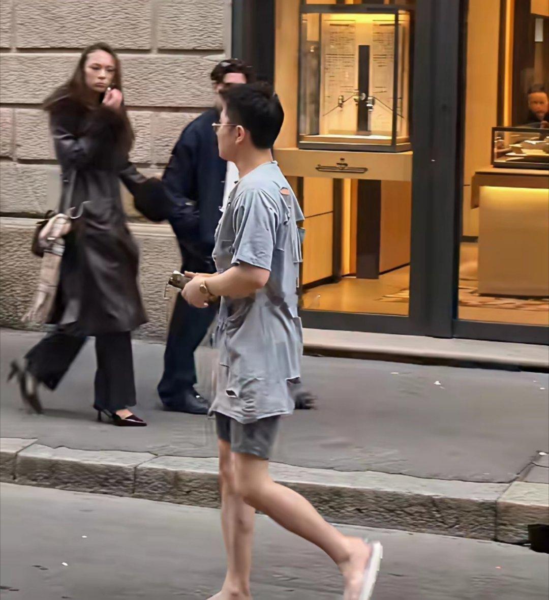 现在乞丐都开始年轻化了吗？白白嫩嫩的小伙。