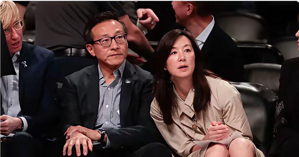 蔡崇信60岁前妻官宣离婚后首露面同框希拉里看WNBA，百亿女富豪很低调