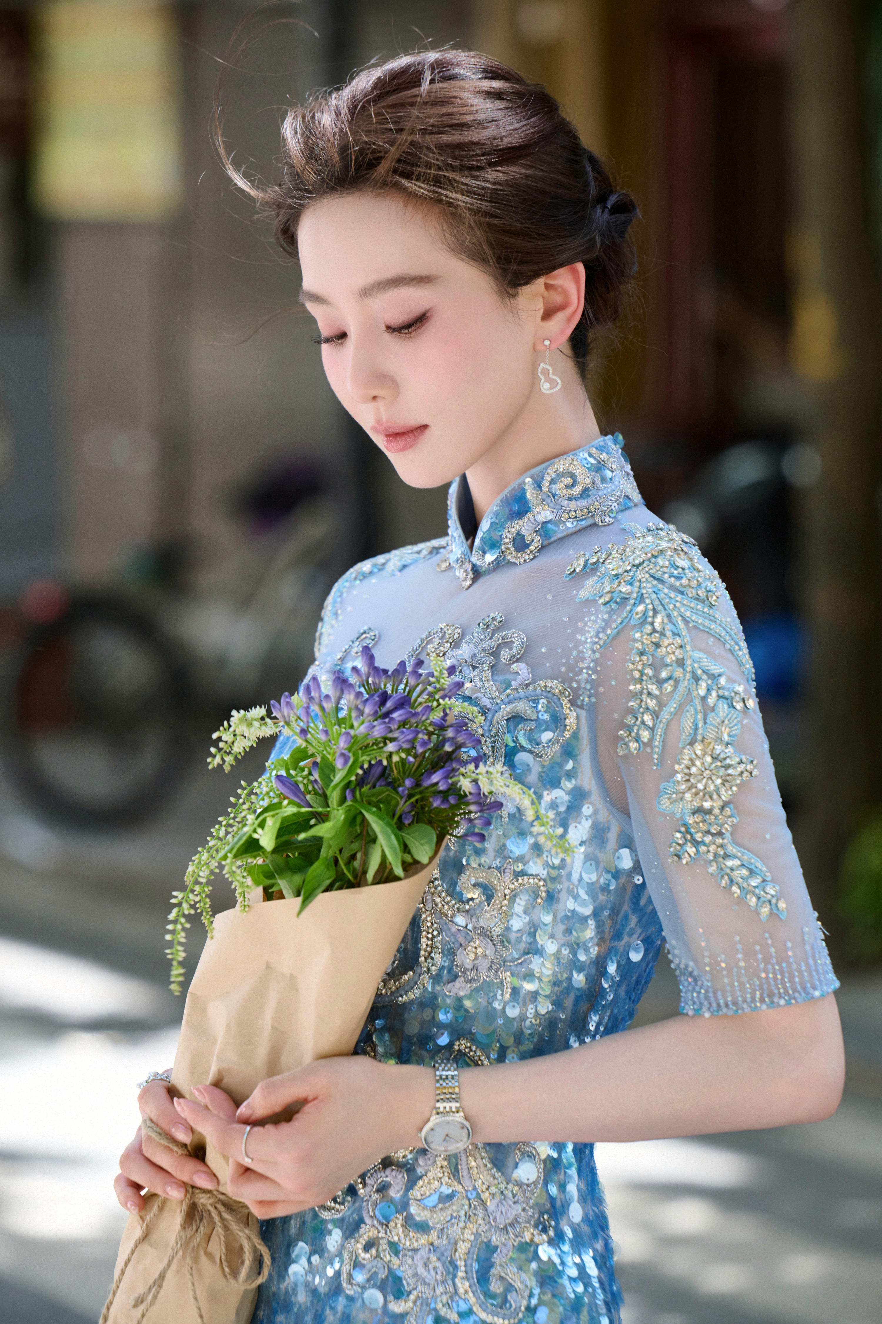 刘诗诗冰蓝鱼尾旗袍缀满碎钻亮片，东方雅致立领勾勒温婉风骨，纤腰长腿曲线婀娜，鬓