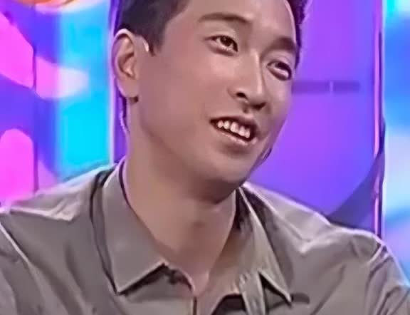 朱媛媛说：上大学那会儿，她喜欢的第一个男生不是辛柏青，而是她们班里的王千