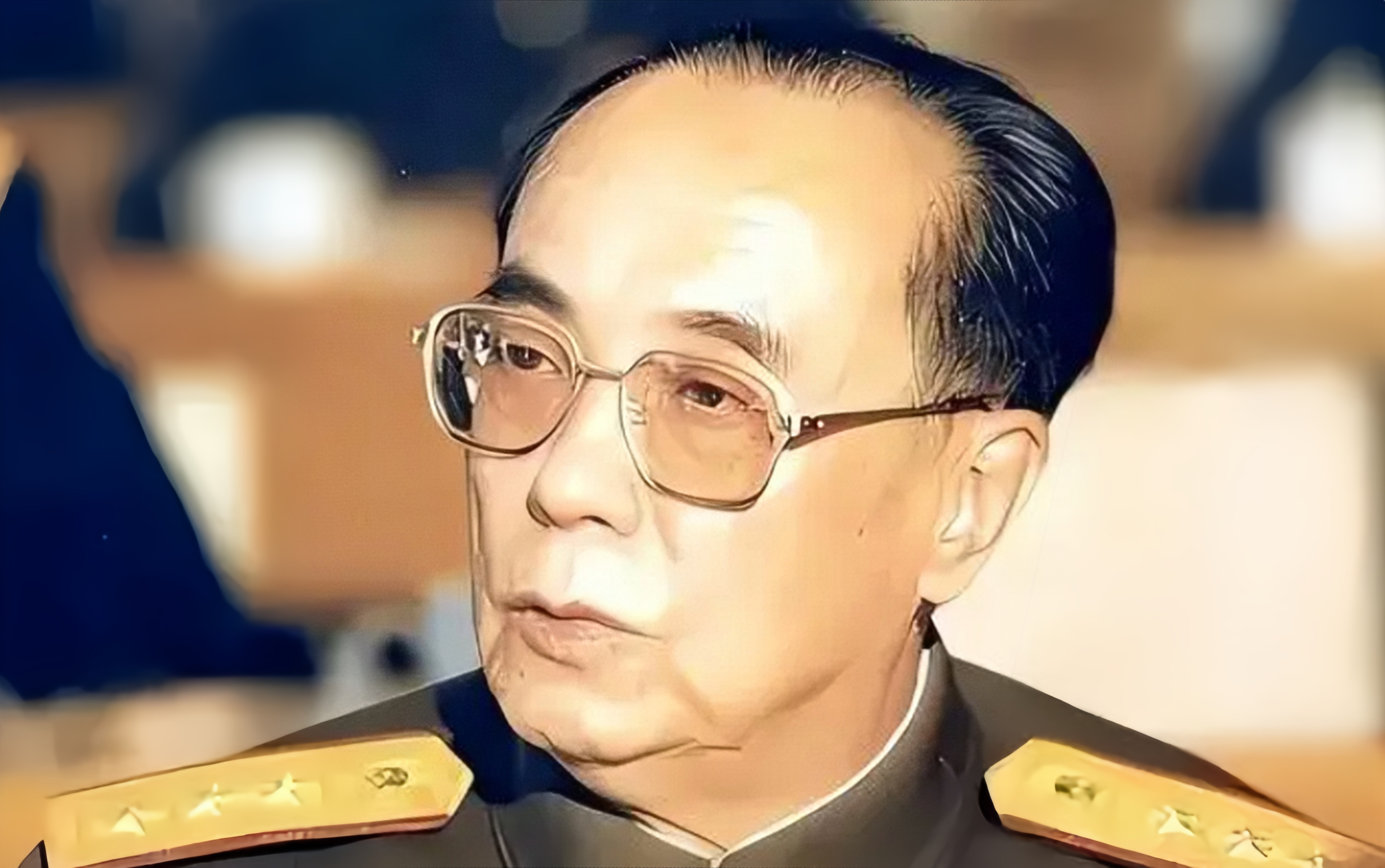 在全军总政会议上，杨白冰主任当众批评说，某个大军区无组织无纪律，擅自超配师职干部