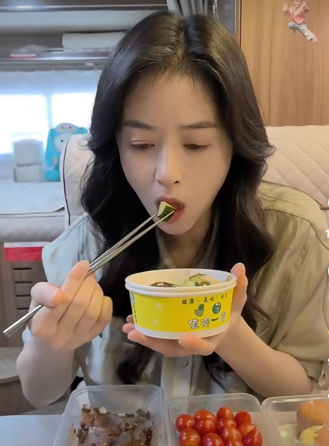 原来女明星吃的真不少，但是清淡，像蒋欣秃噜嘴的一句“都没啥味道”。她说这是