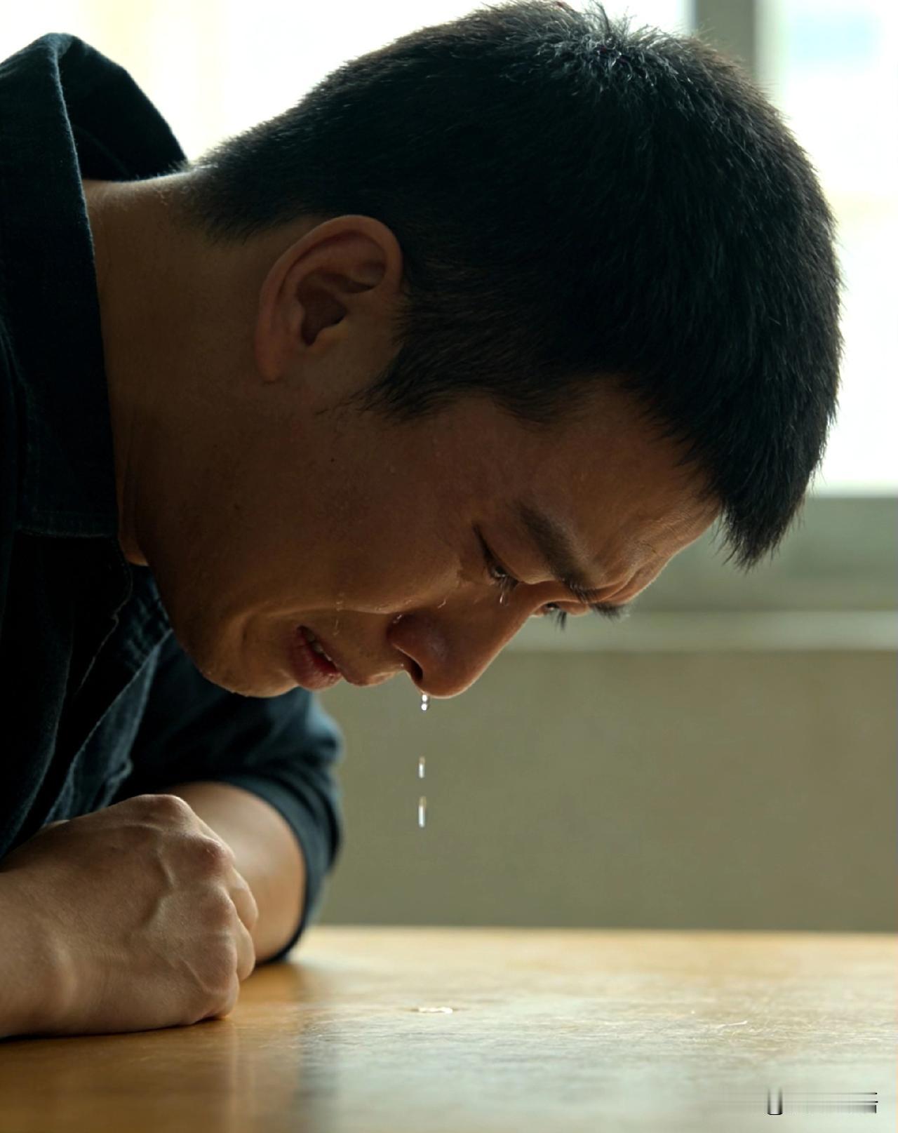 兰芝的儿子陈峰坐在空荡荡的客厅里，第三次看墙上的钟。晚上七点二十一分，妻子林