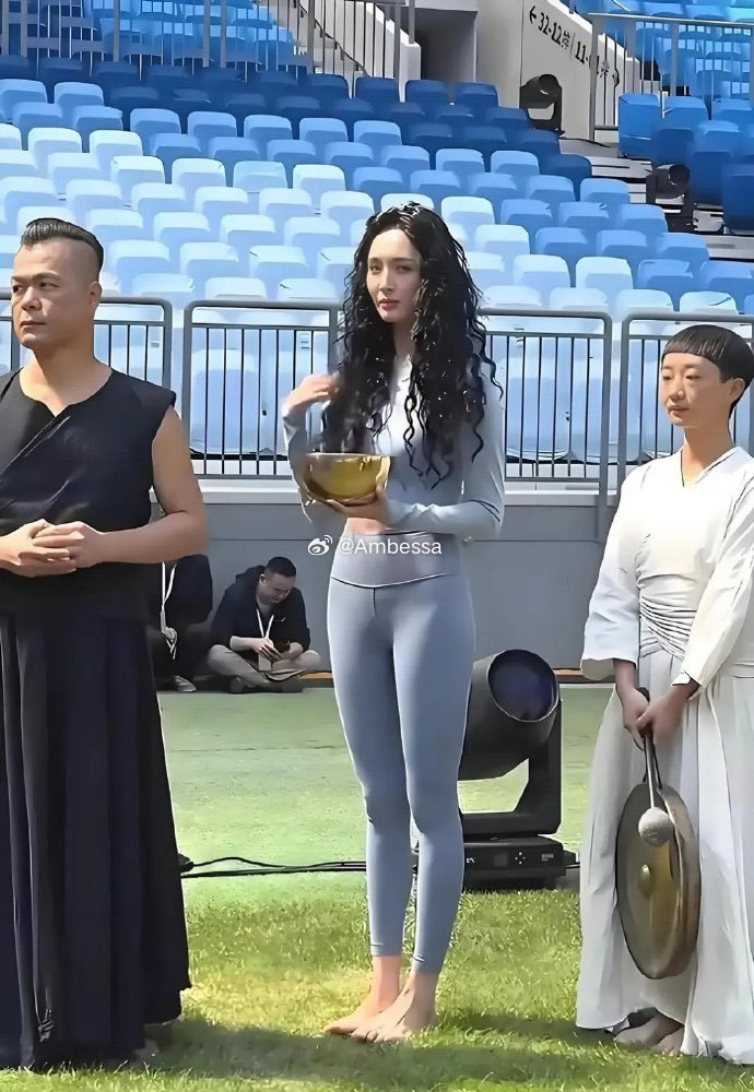 我滴个天！她本人比电视里还要漂亮，难怪那么多人喜欢她​​​