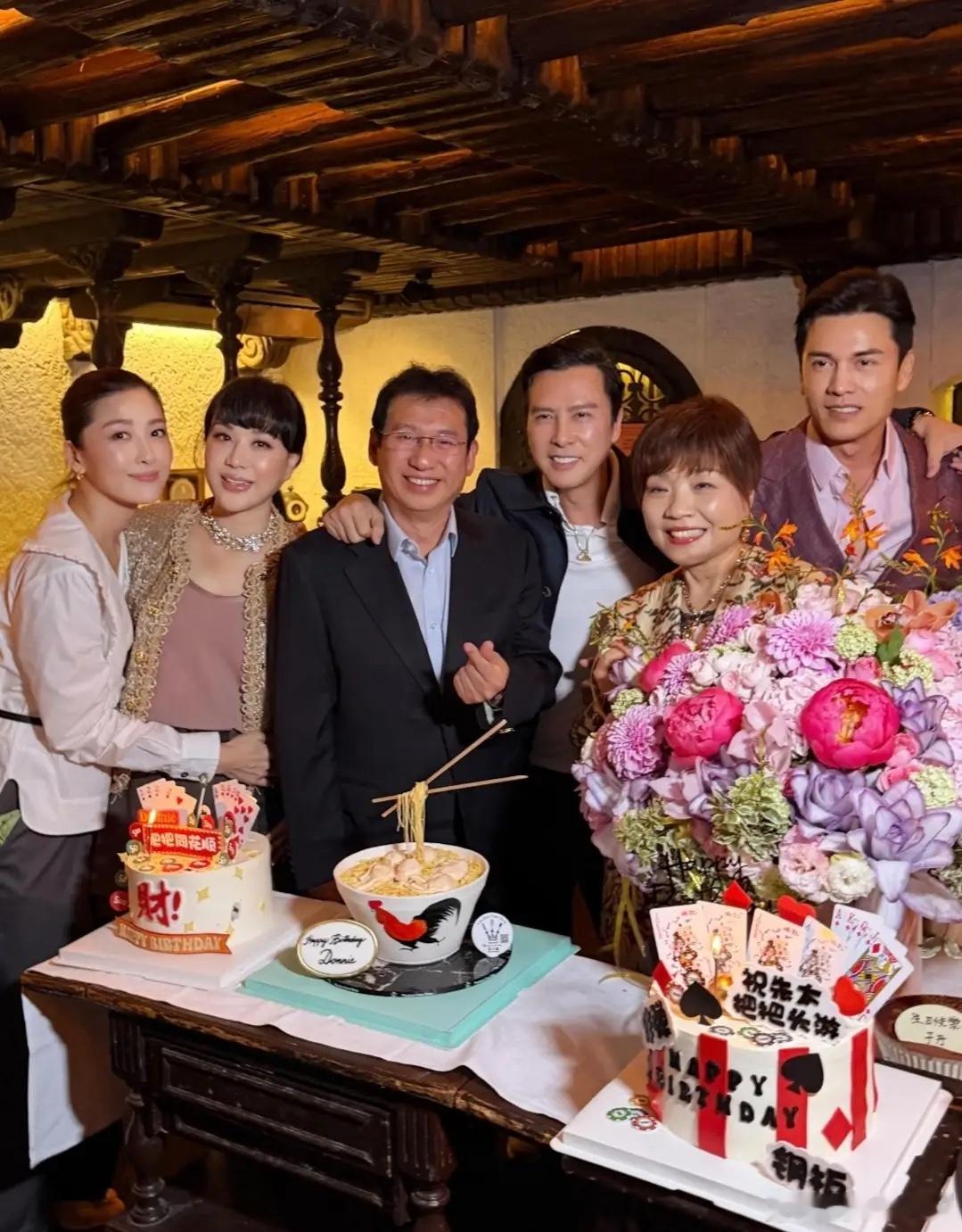 汪圆圆出席姐夫甄子丹生日宴，关之琳也在，68岁妈妈看着好年轻！