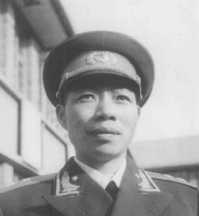 毛主席1975年亲自审批大军区领导名单，发现王辉球任职时让副职变正职，会有哪些深