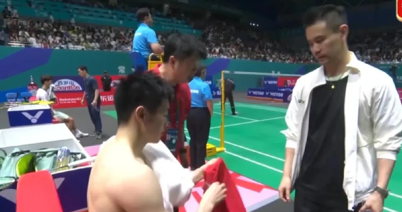 没想到李诗沣首轮便遭遇了实力不俗的拉克什亚，果然拉克什亚来者不善，气势不凡，先发