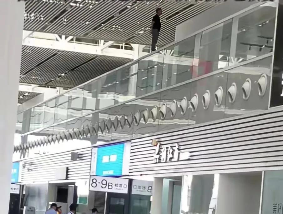杭州这阵子是有点邪乎，接二连三出事。前两天杭州东有人卧轨，昨天杭州南又有人坠楼。