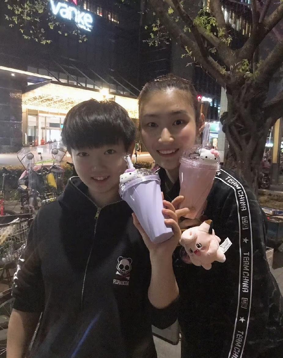 罕见夜外出街照！孙颖莎捧着冰淇淋软萌出镜，模样娇俏太可爱✨偶然挖到一组从没