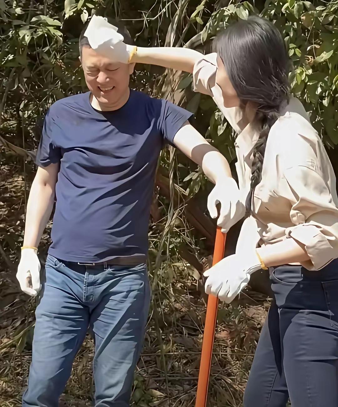 3月份，李斌带着老婆现身西双版纳植树，李斌在那很卖力的刨坑，一会儿工夫，累的他满