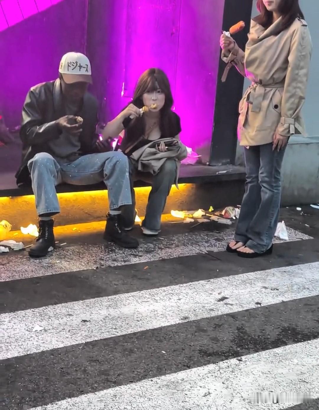 这小姑娘居然和他的男朋友同吃一根烤串！