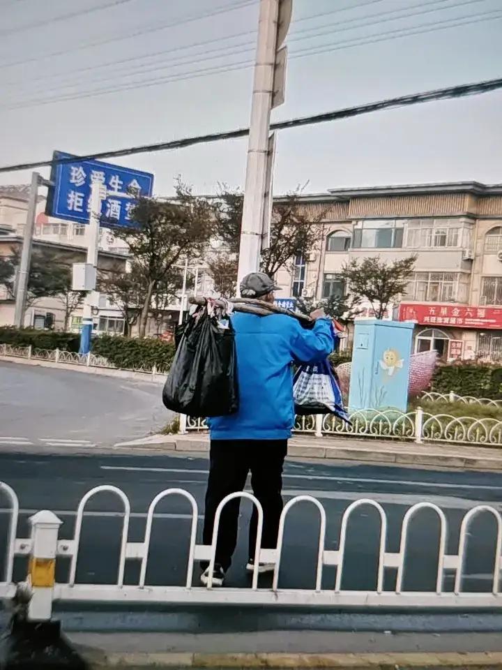 青岛街头惊现“工地野生龟”骗局！即墨市民直击三男子穿迷彩服流动行销，内幕曝光竟是