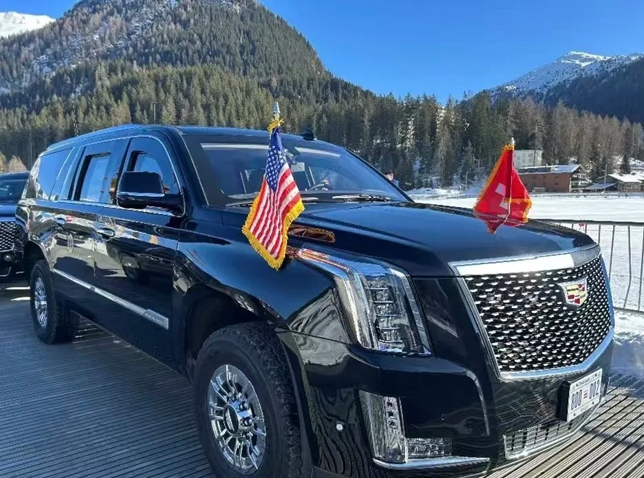 特殊车辆川建国换新车了，SUV的总统车从Suburban换成了Escalade