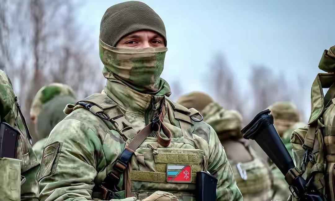 忍到极限的俄罗斯终于不装了，40万大军集结完毕，新型机动师枕戈待旦，就等着在顿巴