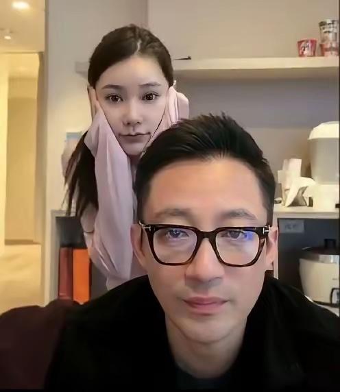 汪小菲确实是个好老公。别看他对妈妈态度有些蛮横，对媳妇还是蛮温柔的。马晓梅在月子