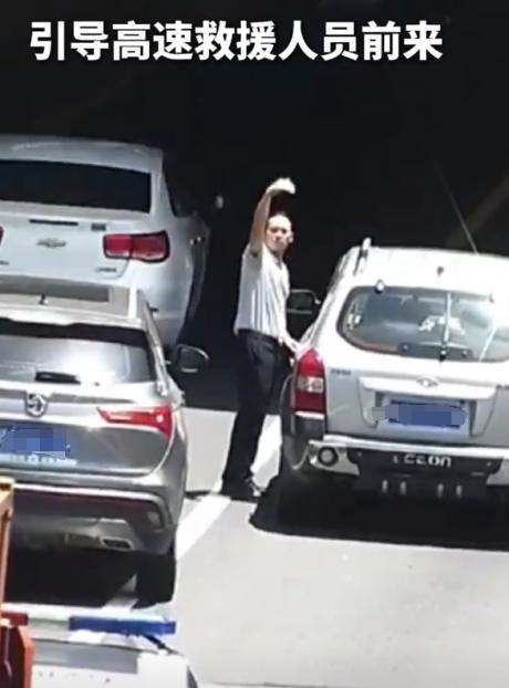 福大命大！”浙江绍兴，一辆私家车在高速即将进入隧道时，突然减速并且停了下来，后车