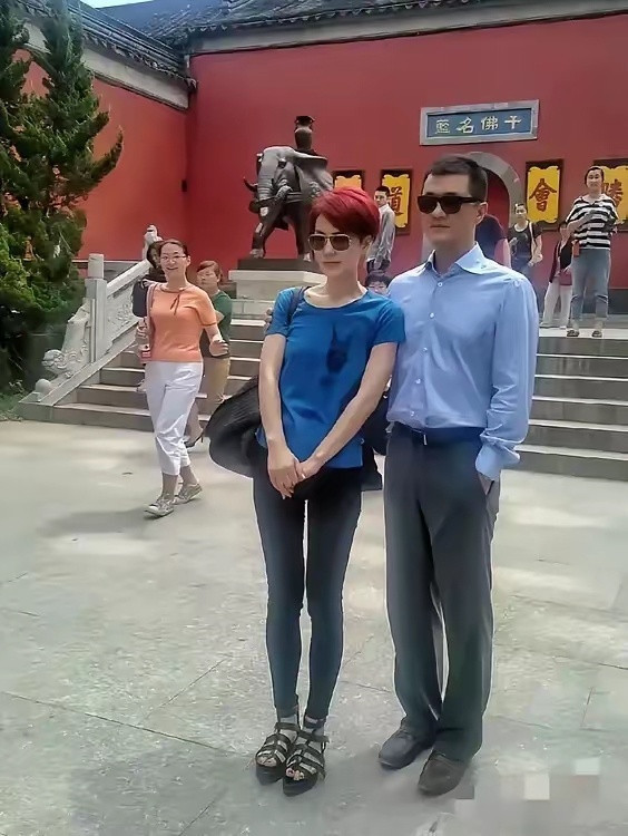 刚结婚时的王菲李亚鹏！那时王菲很时髦，一头红发很显个性。李亚鹏就一个土字​​​