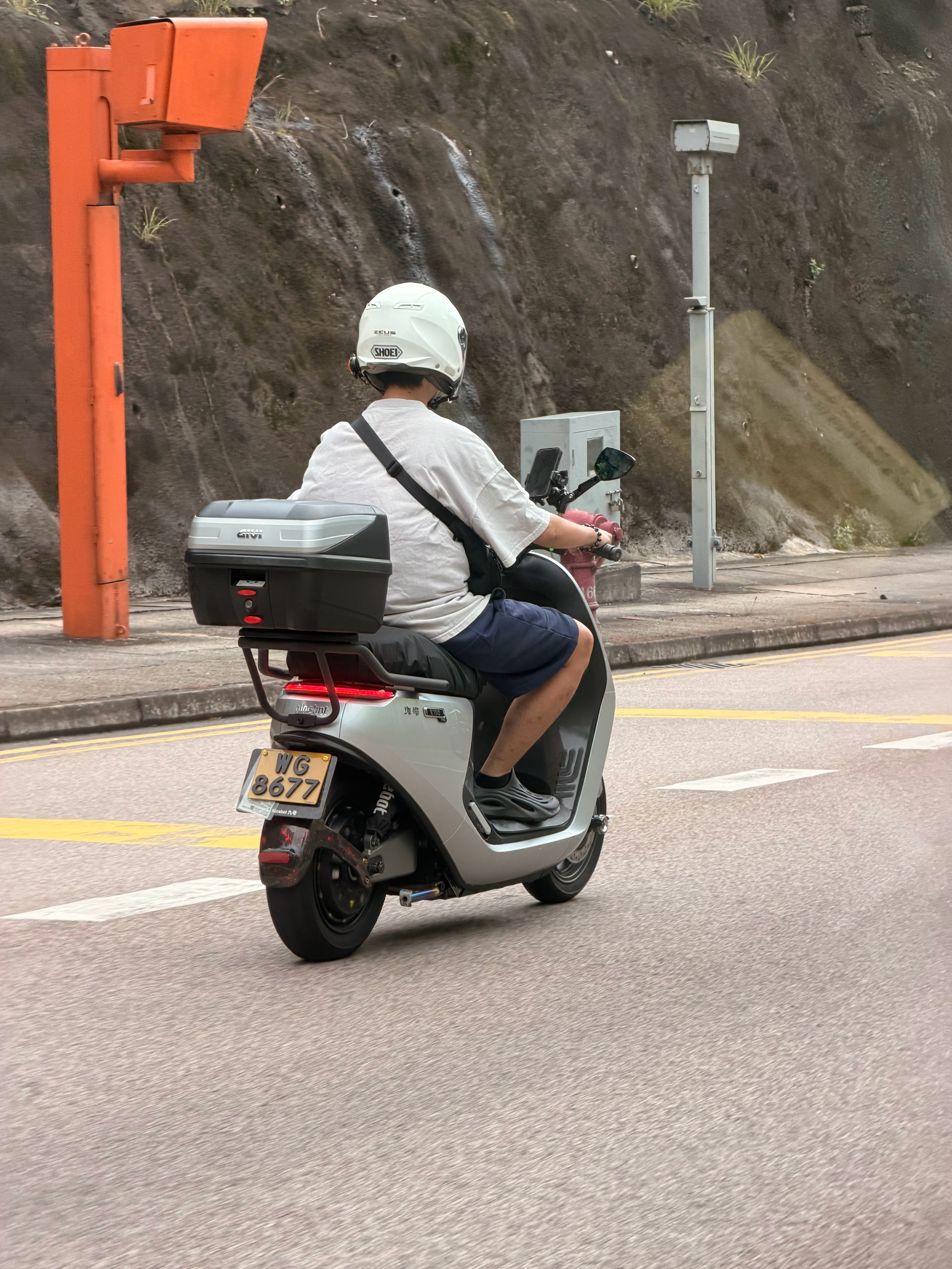 香港的九号电动车应该是按摩托车管理的，需要摩托车驾照，正常骑在机动车道上（也没有