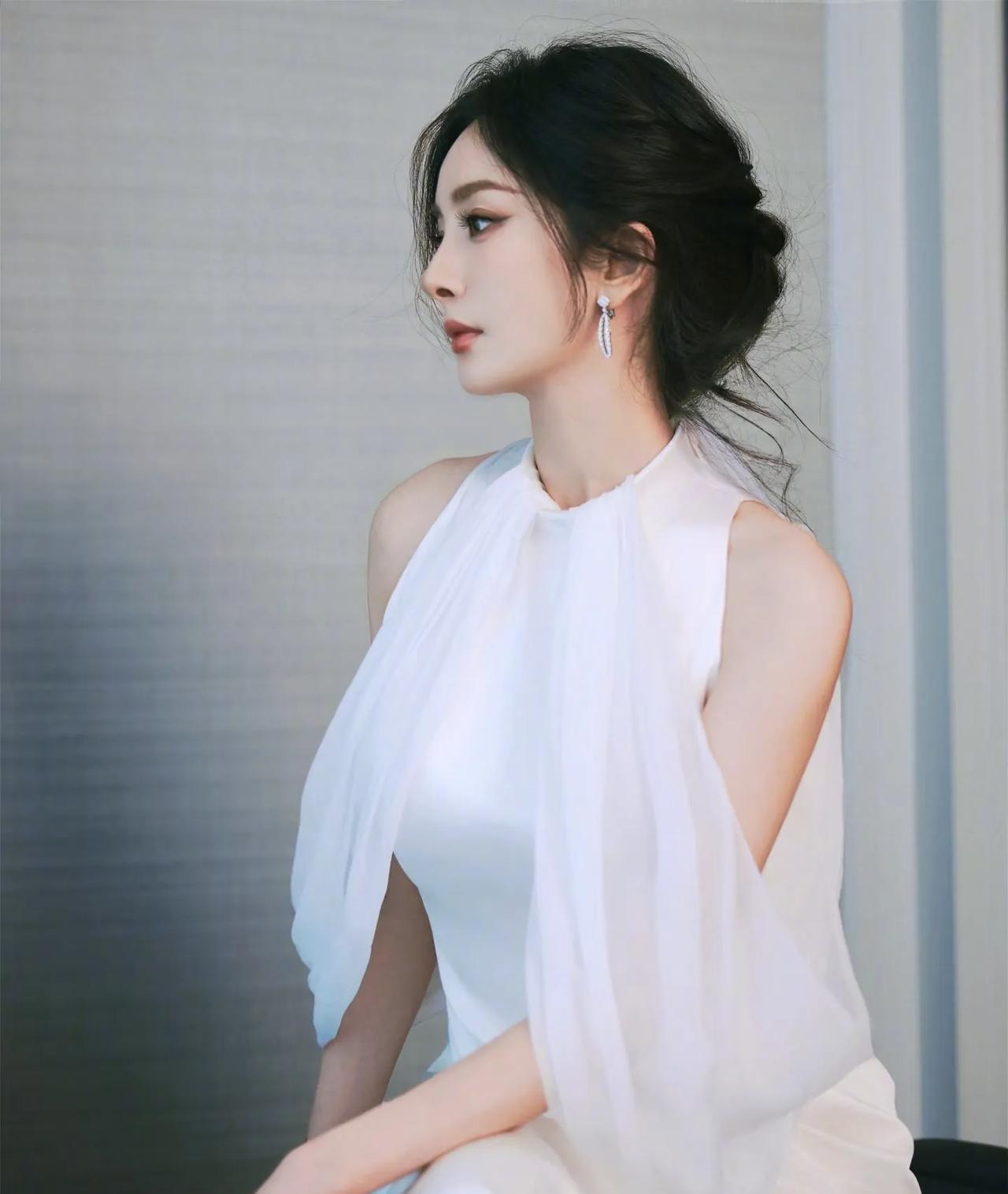 杨幂新图释出：每一帧定格都是艺术品，岁月不败的“白月光”女神#杨幂##杨幂照片