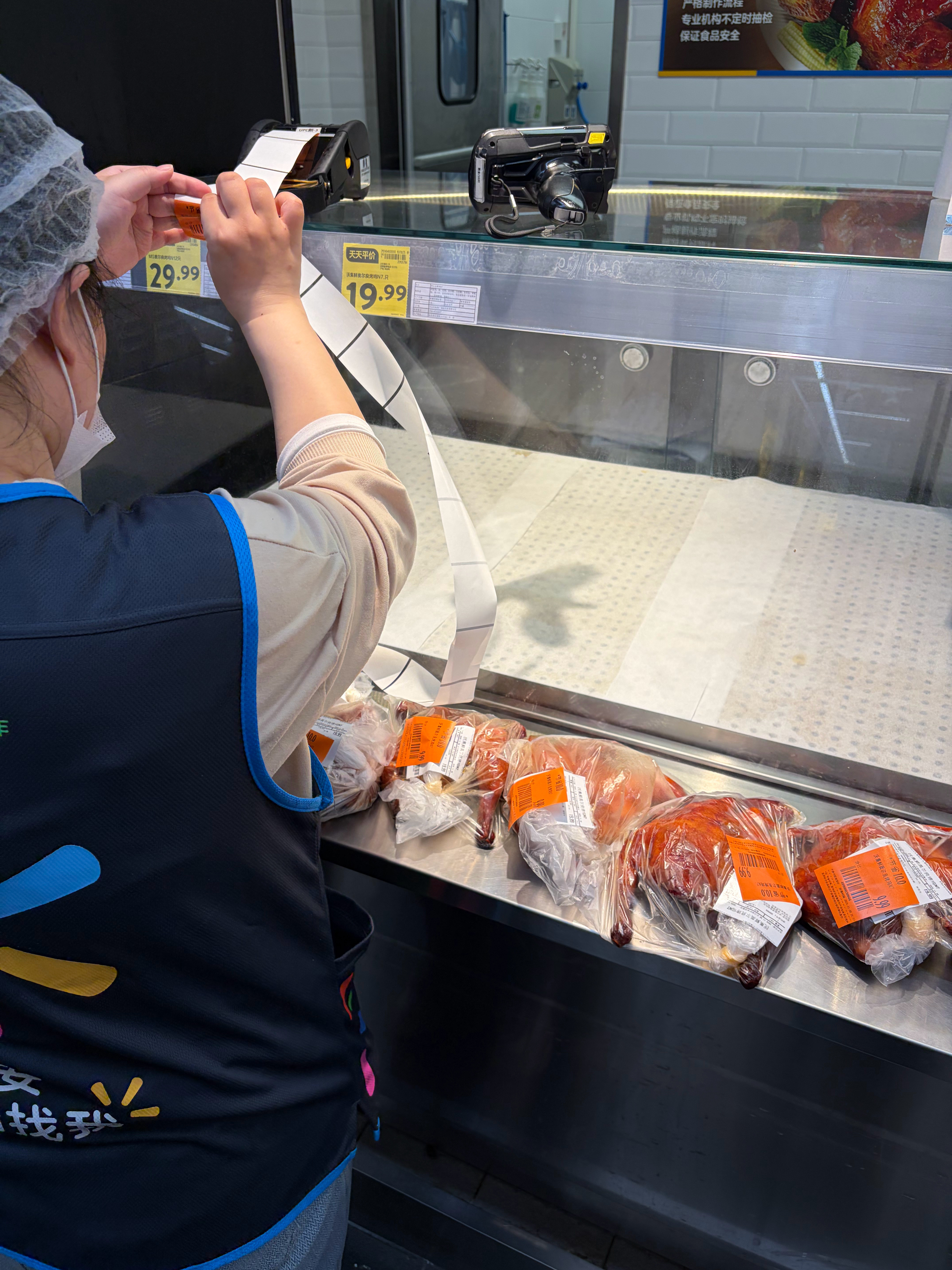 沃尔玛这个奥尔良烤鸡有这么好吃吗？好吃的话我也买一个，我看一堆人在这等打折