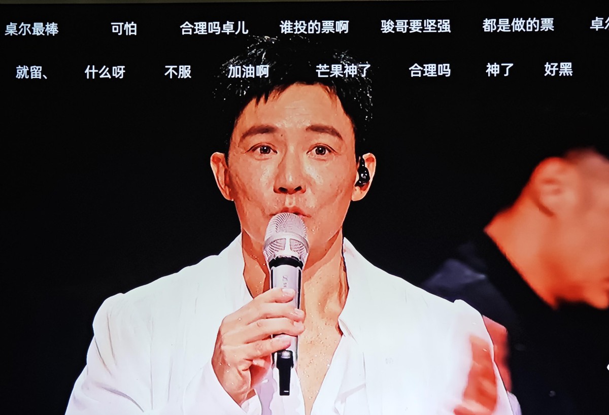 掉粉40万换一次淘汰，这买卖谁做谁亏。刘畊宏走了，张卓尔也走了。一个中年佛系，重心早不在舞台；一个年