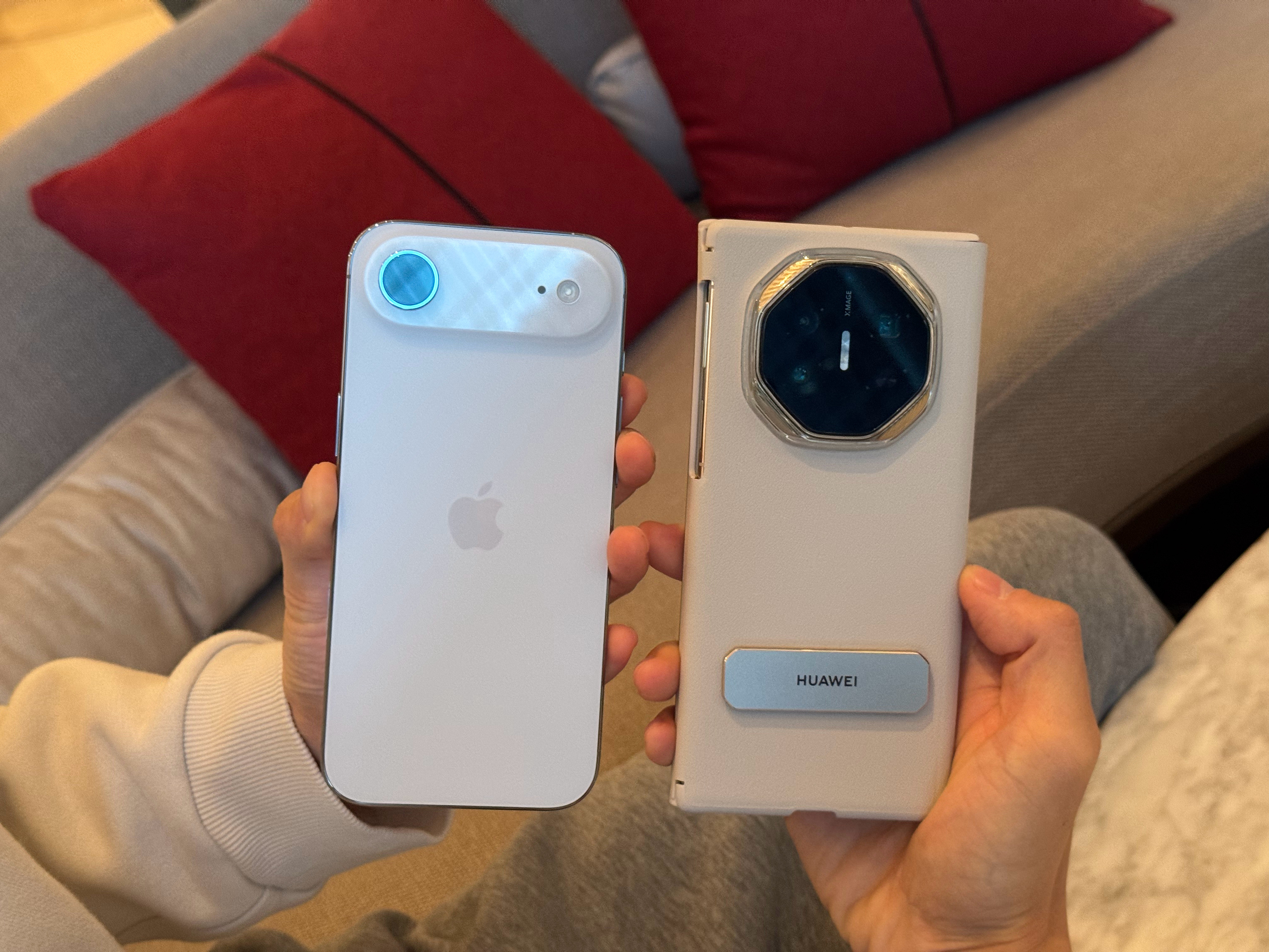 大家正在用的手机都是什么型号呢？我最近出门都是带两台手机，一台直板机、一台折叠屏