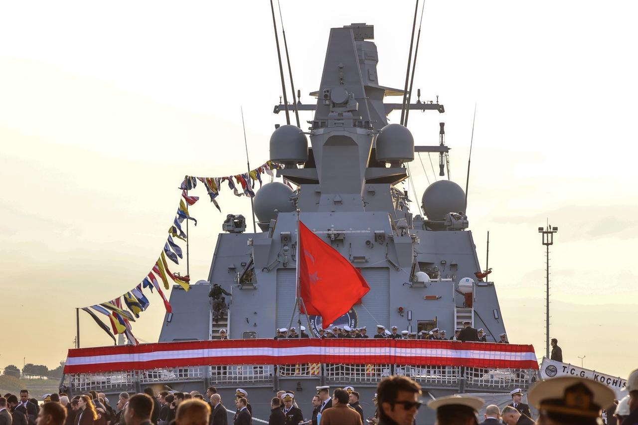 在伊斯坦布尔造船厂建造的第二艘巴布尔级导弹重型护卫舰“海巴尔”号（F-282）已