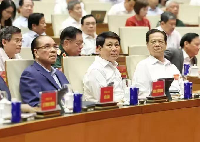 农德孟、阮晋勇和梁强这三人坐到一块，也蛮有意思的！农德孟出生于1940年，
