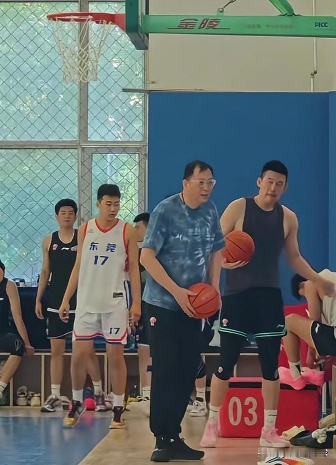 宏远最新消息辽宁主教练考察宏远梯队小将！广东宏远男篮最近已经开始夏季训练，目前
