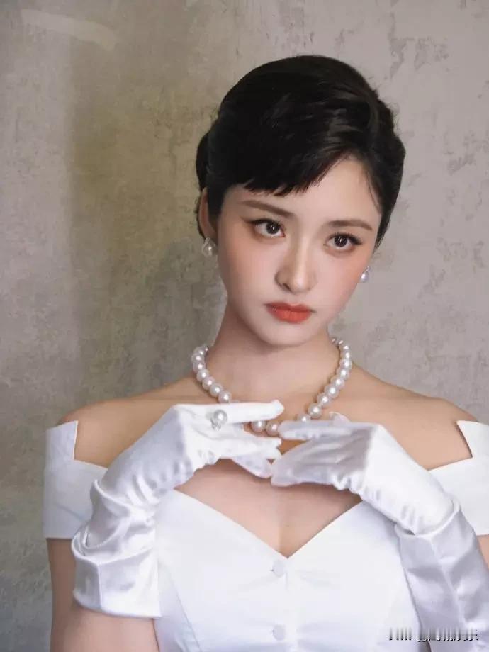 沈月变身“珍珠少女”，罗马假日风甜到犯规白上衣配鹅黄长裙，珍珠项链搭白手套，