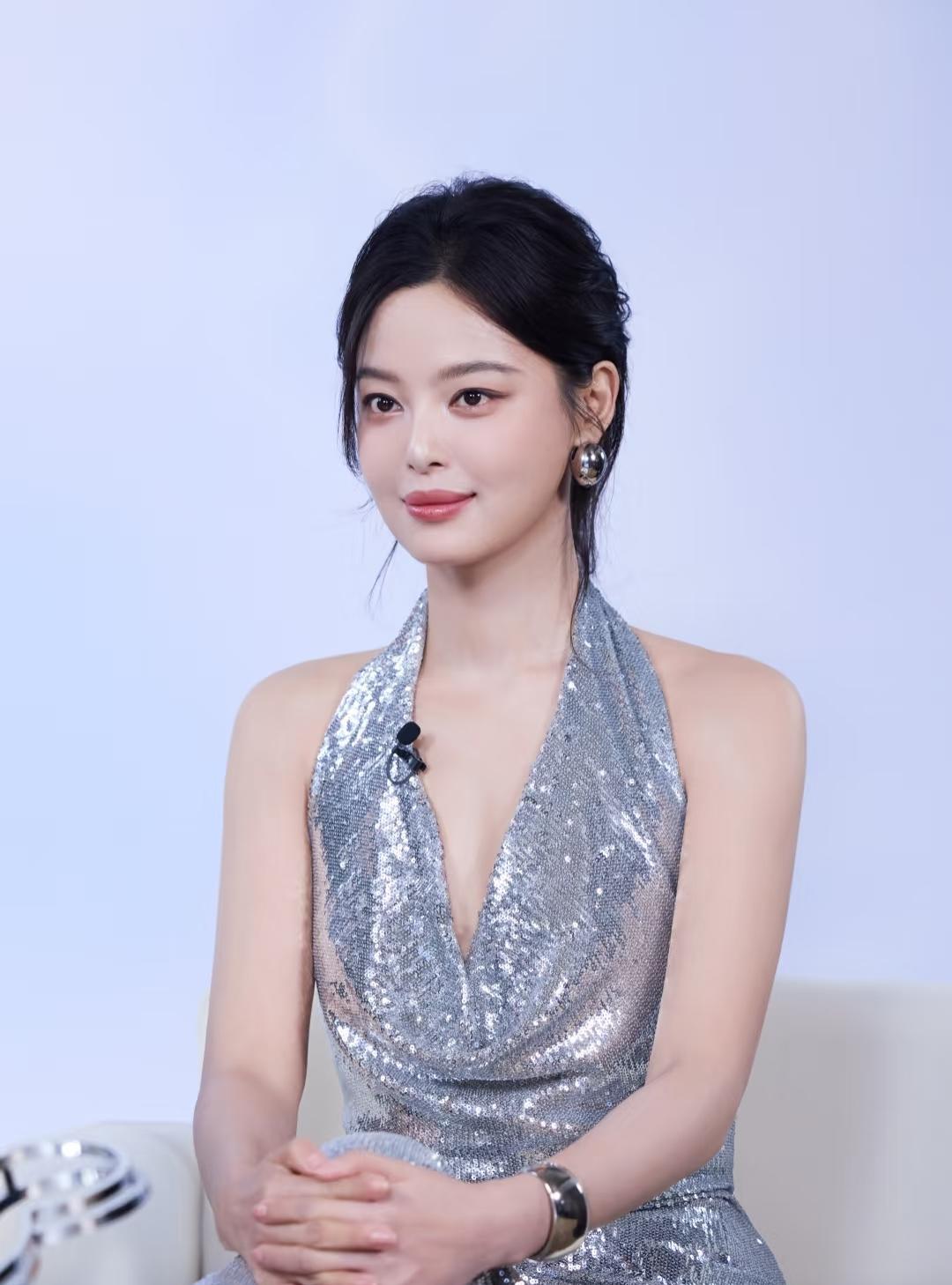 笑不活了辛芷蕾这个东北大妞真的太鲜活颁奖散场后，有粉丝问她感觉怎么样？她一边