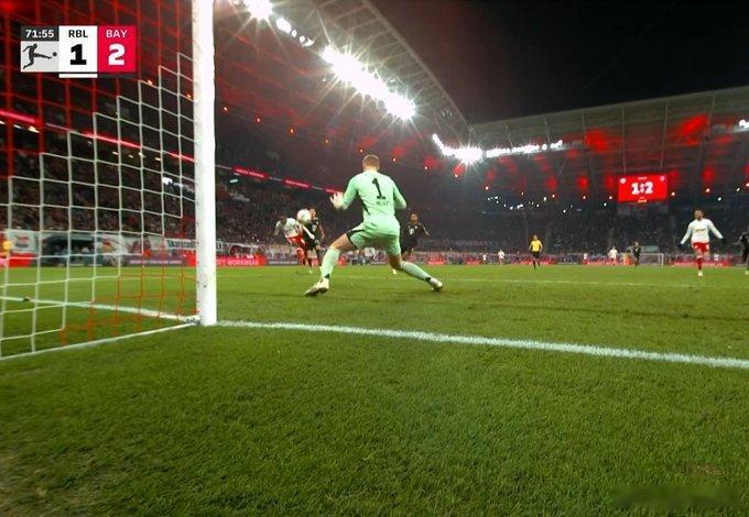 赛后德国媒体问诺伊尔，看了他扑出比自己小20岁的迪奥曼德射门，应该不会夏天就退役