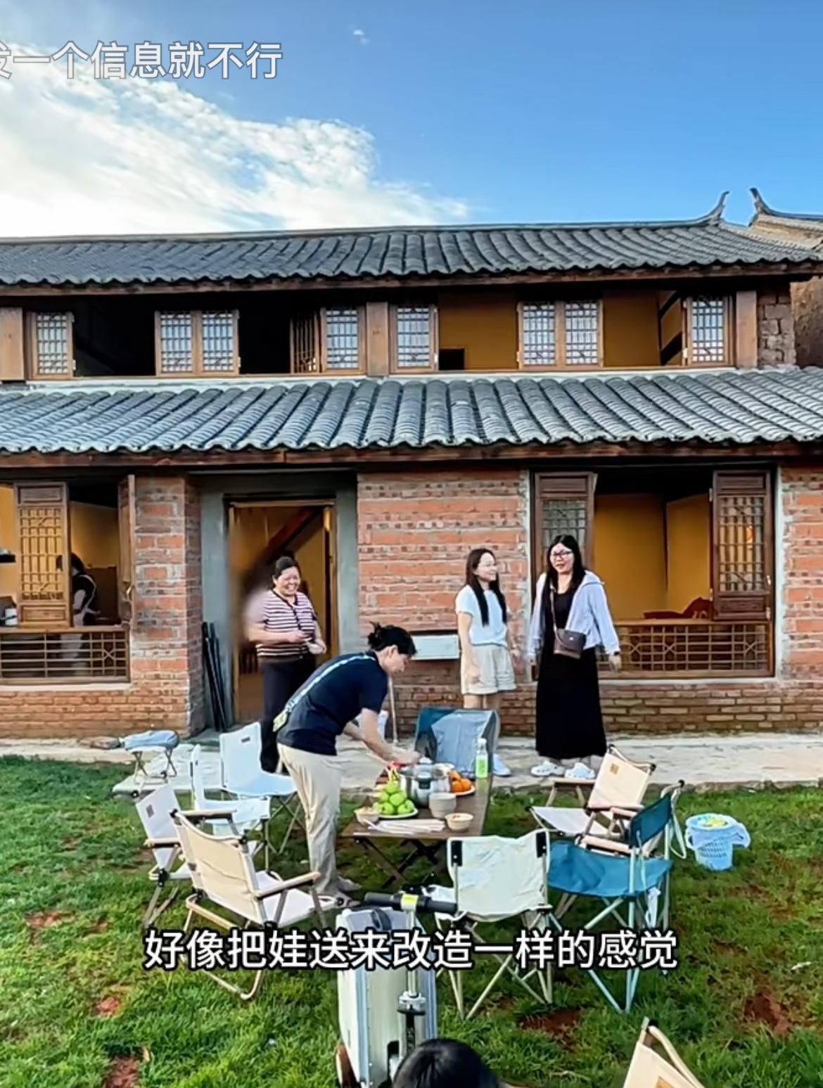 金哥这趟云南之旅，怕是要成家族群里念叨十年的名场面。出发前那叫一个浩浩荡荡，十几