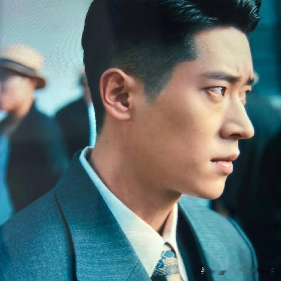 谁还没被丞磊近期的“剧海轰炸”包围！三部剧连播且都是男主，从不同角色里能看出他的