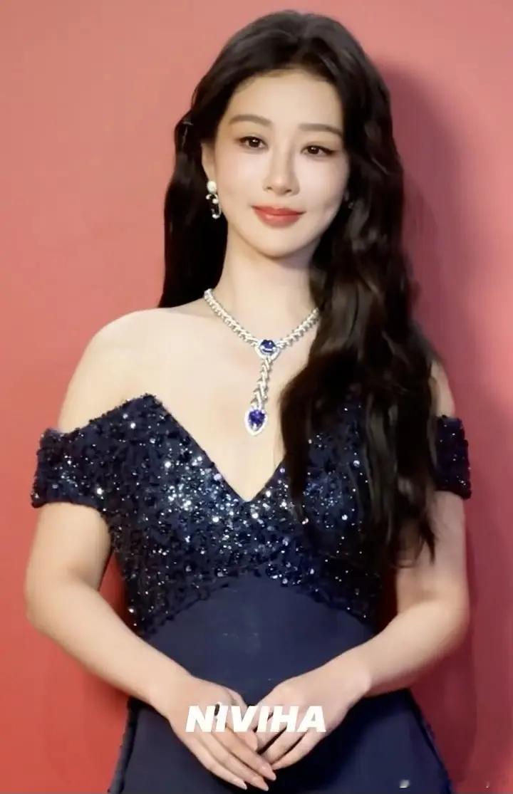 杨紫宝曼兰朵晚宴拿了视后整个人状态都很松弛了，感觉气场好强大好美啊