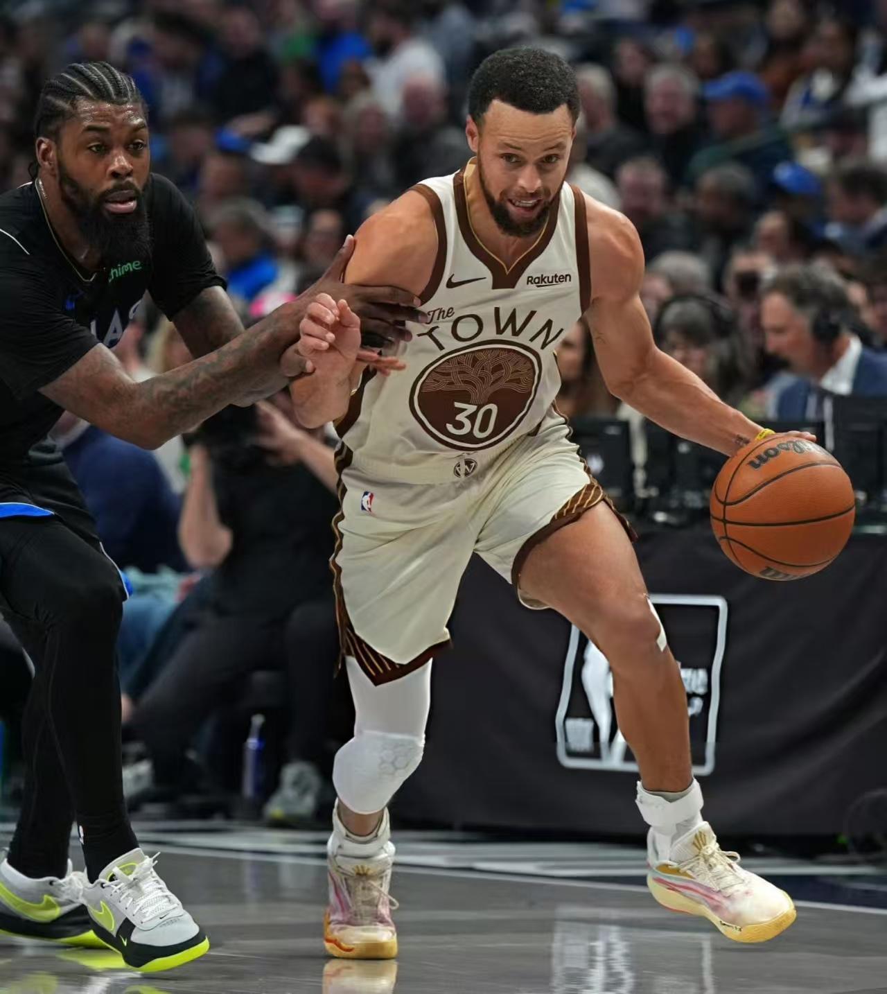 勇士不敌独行侠遭遇两连败，没有巴特勒，看看谁在裸泳。巴特勒赛季报销，勇士基本上