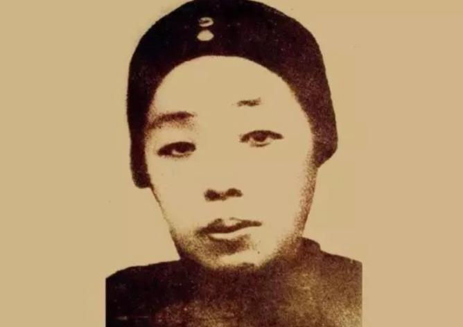 1889年，49岁老秀才胡铁花，看中了17岁的农家女冯顺弟，派媒人说亲。冯母怒斥