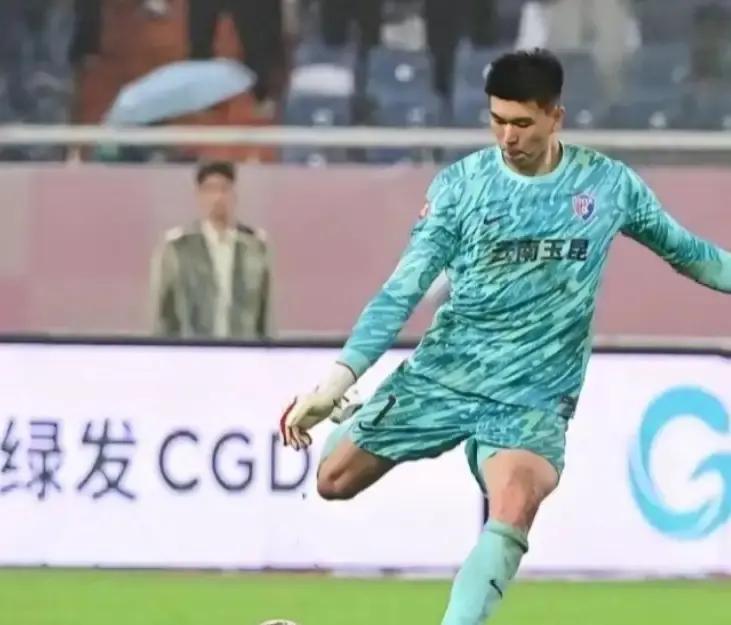 昨晚饭局炸雷。申花想甩鲍亚雄去云南，结果李昊谈崩，马镇又杀回来，交易直接叫