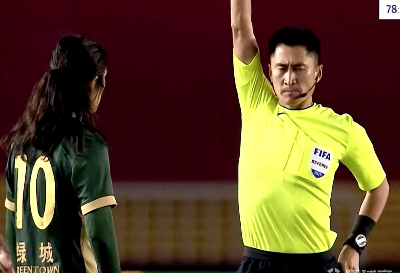 马宁又惹争议了，这次是在亚冠淘汰赛！他在吉达国民对杜海勒的比赛里给了个点