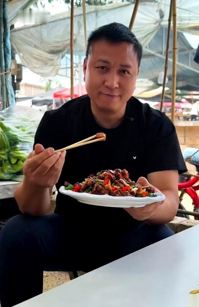 一个月捞300万的网红海哥，手下徒弟，一天就能进账3000。全网的黑粉都熬红了
