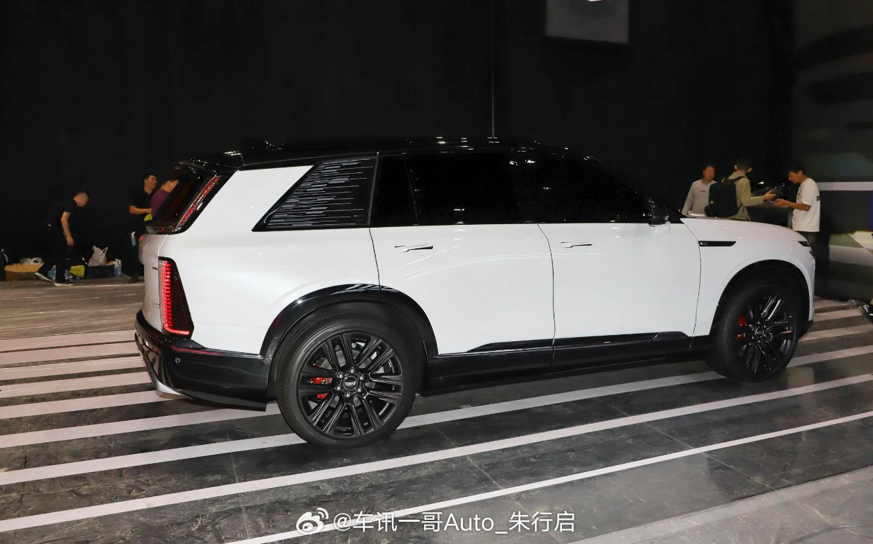 上汽通用凯迪拉克品牌宣布，旗下全尺寸纯电SUVVISTIQ的中文名为“凯迪拉克