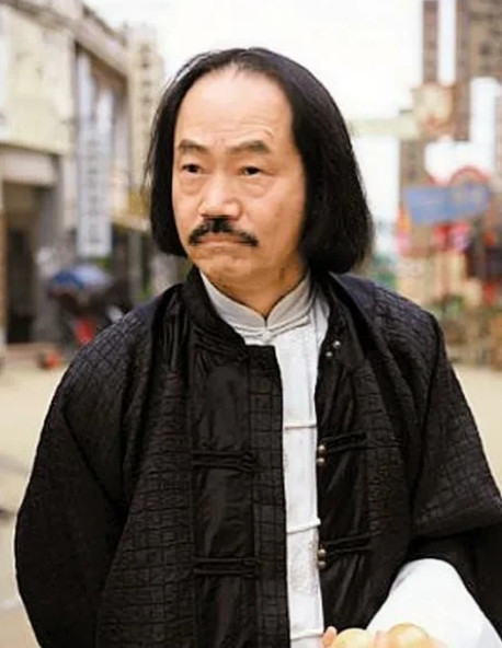 在2010年的时候，成龙准备拍摄一部功夫电影，邀请元华客串，给他开出了800w的