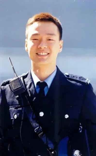 王喜年轻时并不帅，就像普通的邻家男孩，有着性感好身材。《烈火紅心》的劇集令王喜紅