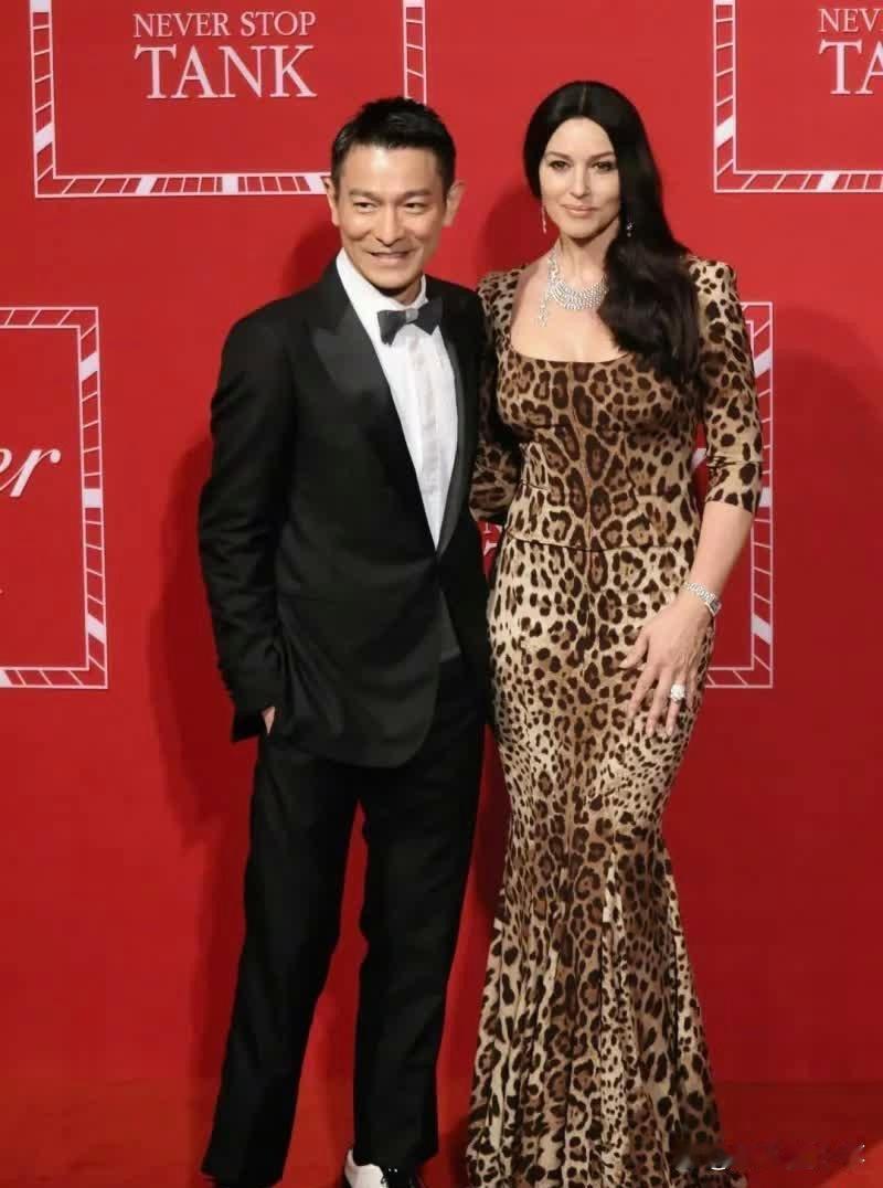 你绝对想不到，刘德华和梁朝伟都与“地球球花”莫妮卡合过影！身材不得了