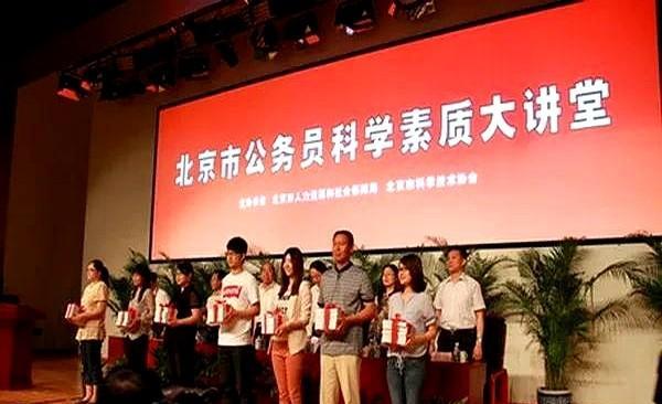 新考进的年轻公务员，整体素质都在提高。你发现没？这代人从小就没在钱上犯过难，
